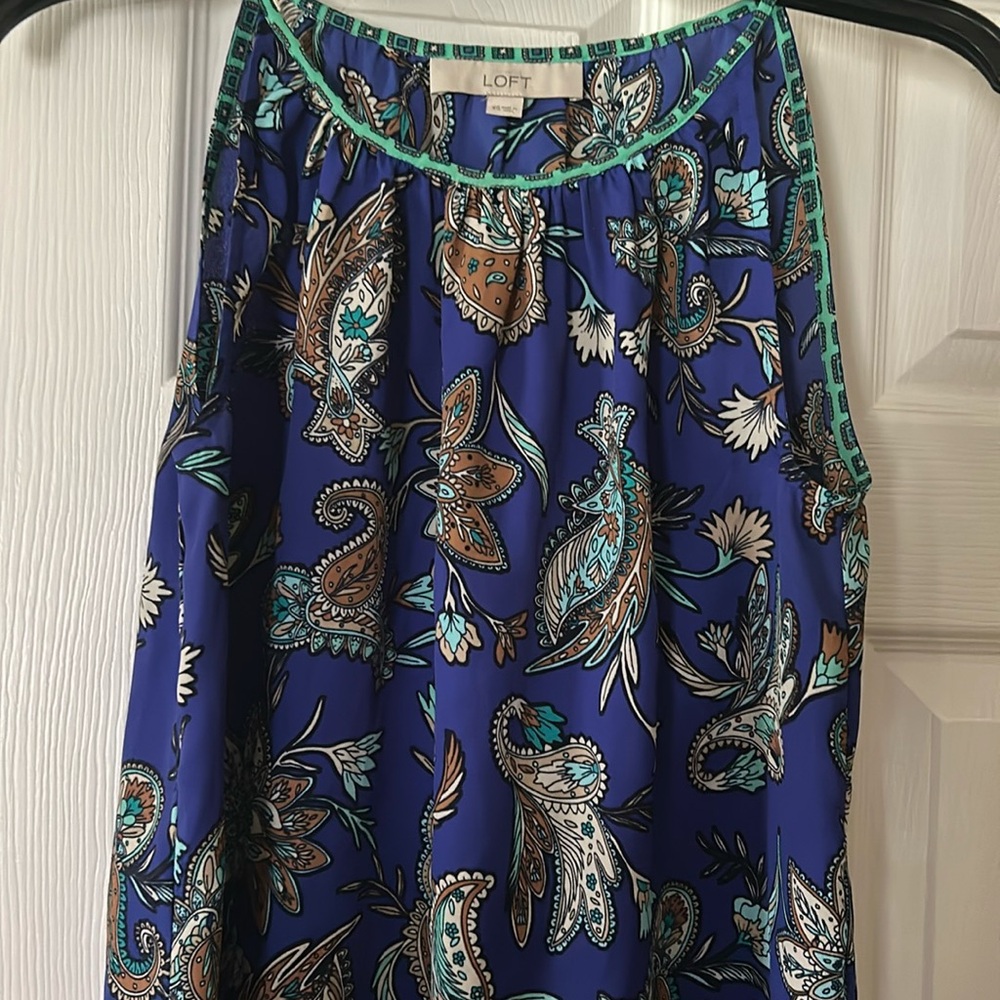 EUC loft swing top - beautiful blue with paisley like swirl design